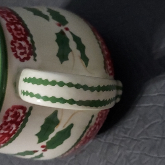 Temptations by Tara Teapot Old World Red/Green Holly Design EUC - Picture 9 of 10